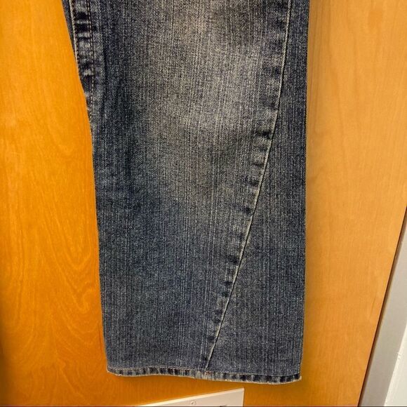 TRUE RELIGION Joey Distressed Wiskering Jeans w/ Embroidered Back Pocket Sz 32 - Picture 3 of 16